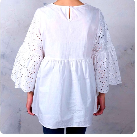 Gorgeous White Eyelet Classy Top. Available in Small and Medium. - Picture 3 of 7